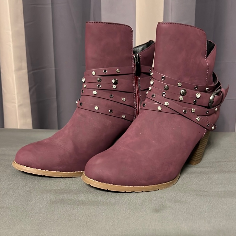 Cute ankle boots w/buckle and bling detail